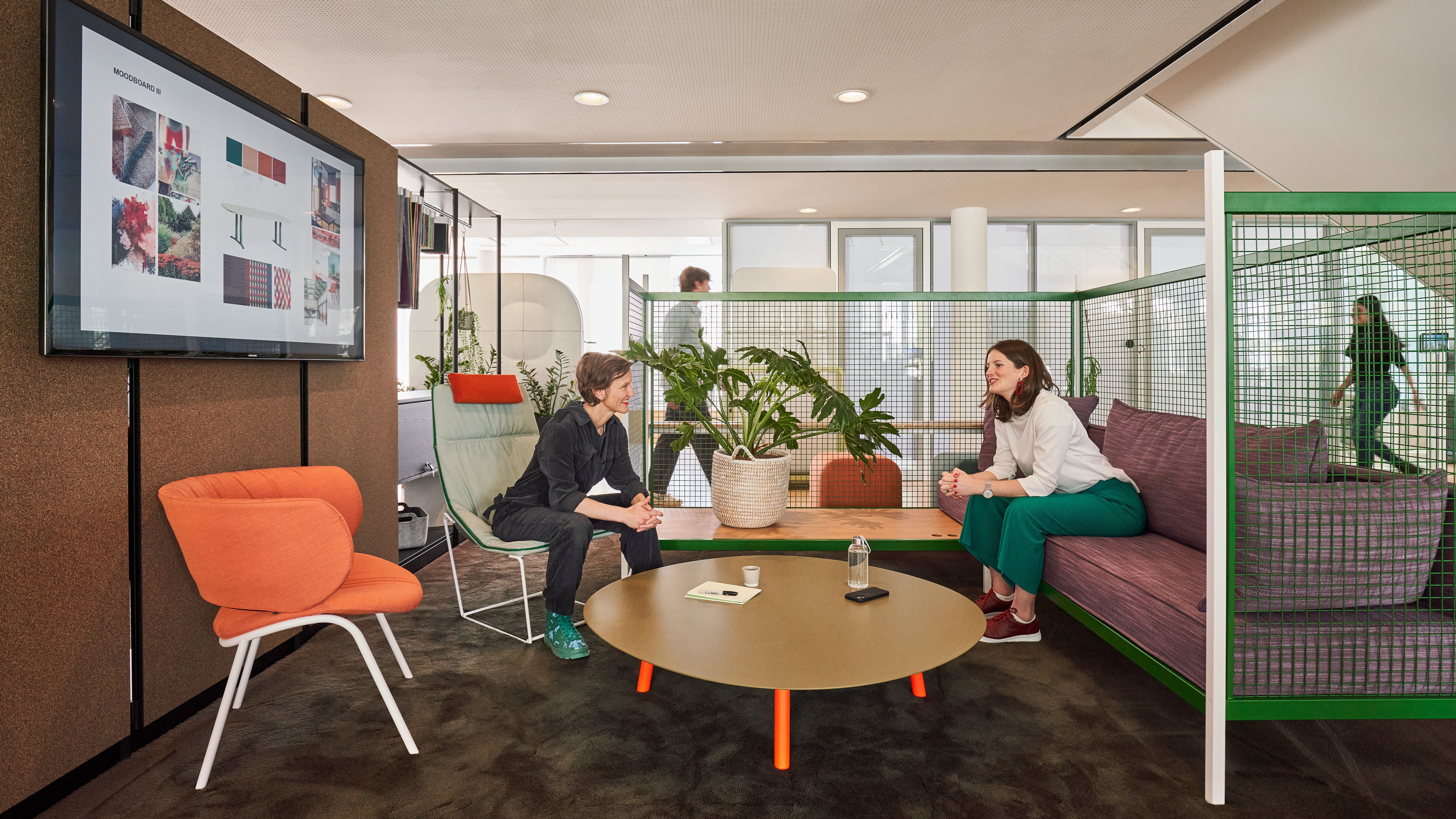 Dans cet espace de collaboration informel, les individus sont préservés des distractions sans être totalement séparés des autres équipes. - © Steelcase