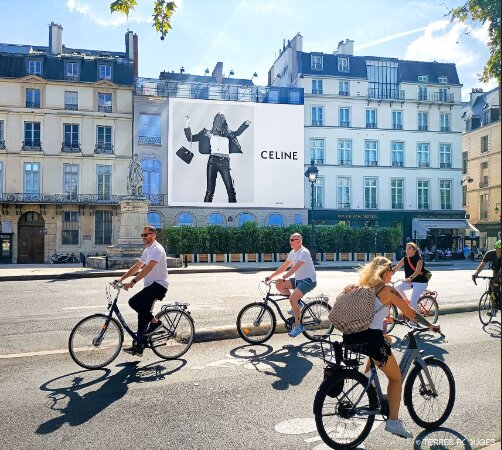 Les marques comme ici Céline (Quai Malaquais) peuvent communiquer jusqu’à 3 mois par an sur leur façade. - © Terres Rouges