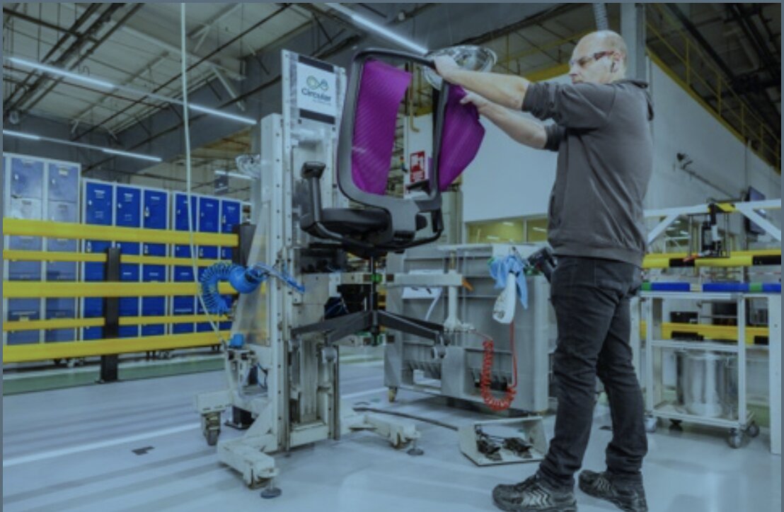 Un employé de l’usine Steelcase à Sarrebourg remanufacture un siège dans le cadre du programme d’économie circulaire de l’entreprise. - © SteelCase
