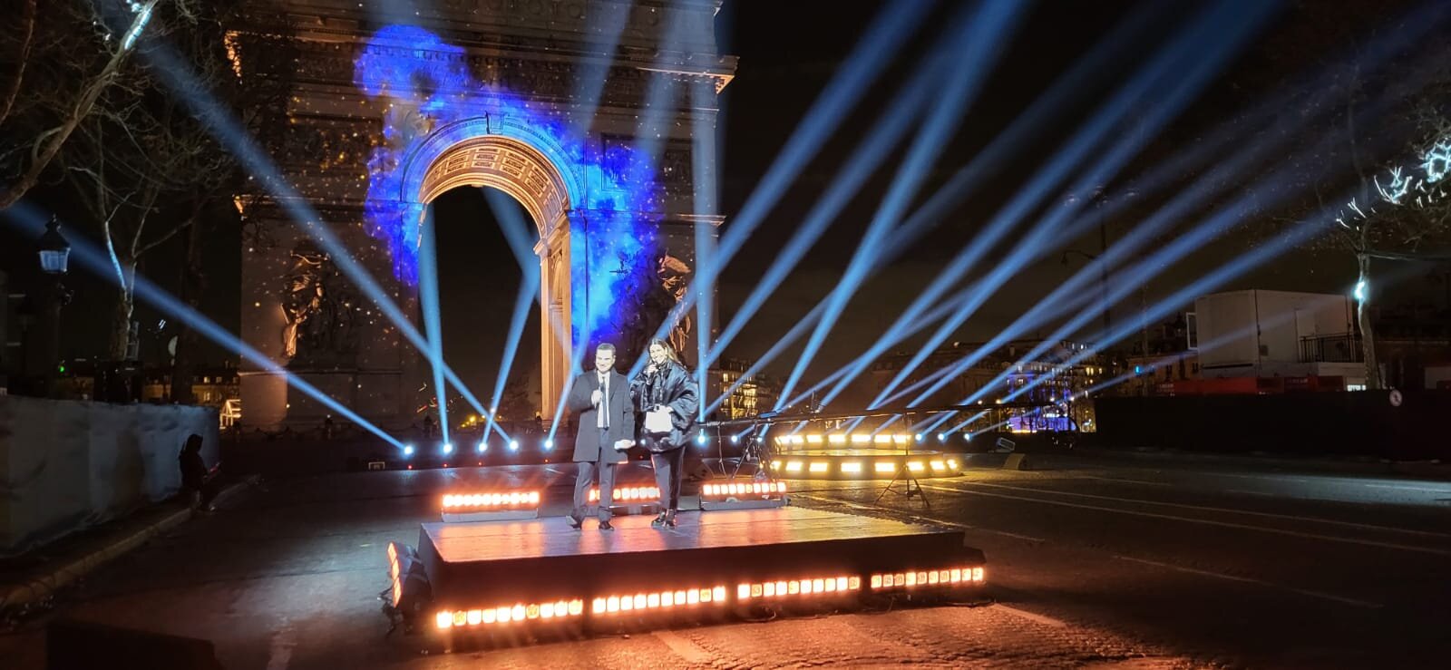 Laury Thilleman et Laurent Luyat en maîtres de cérémonie de la grande soirée des Champs-Élysées - © Havas Events